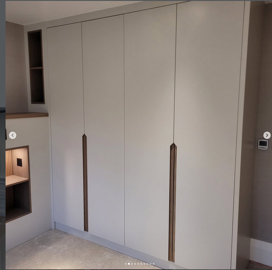 Contemporary bespoke kitchen with sleek handleless design